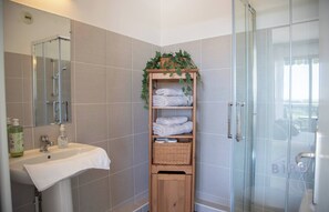 Shower, hair dryer, towels, shampoo - Elegant Studio With Marina Sea And Esterel View (Mandelieu-la-Napoule)