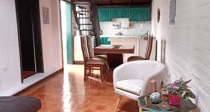 Peaceful 4-guests city cottage near the heart of Quito---free parking