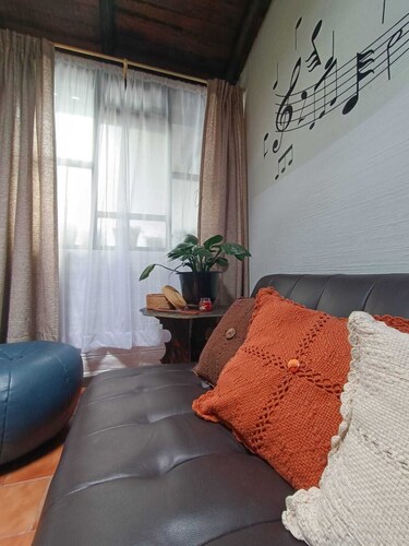 Peaceful 4-guests city cottage near the heart of Quito---free parking