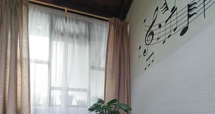 Peaceful 4-guests city cottage near the heart of Quito---free parking