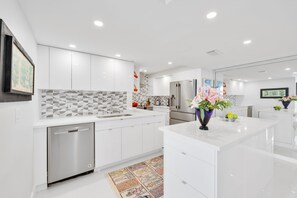 Microondas, horno, parrilla de estufa y lavavajillas 