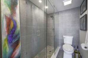 Suihku, hiustenkuivaaja, pyyhkeet