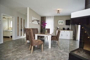 Ein modernes Wohnzimmer mit Essbereich, Küche und Schlafzimmer.