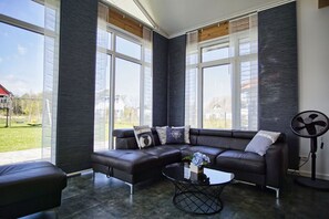 TV, lareira, DVD player, aparelho de som