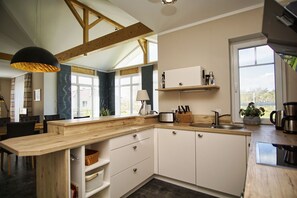 Fridge, microwave, oven, stovetop - Ferienhaus Windrose - Modernes Haus mit Kamin und Eigener Sauna Sowie Garten - Ferienhaus Windrose (Trent)