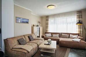 TV, caminetto, lettore DVD, impianto stereo