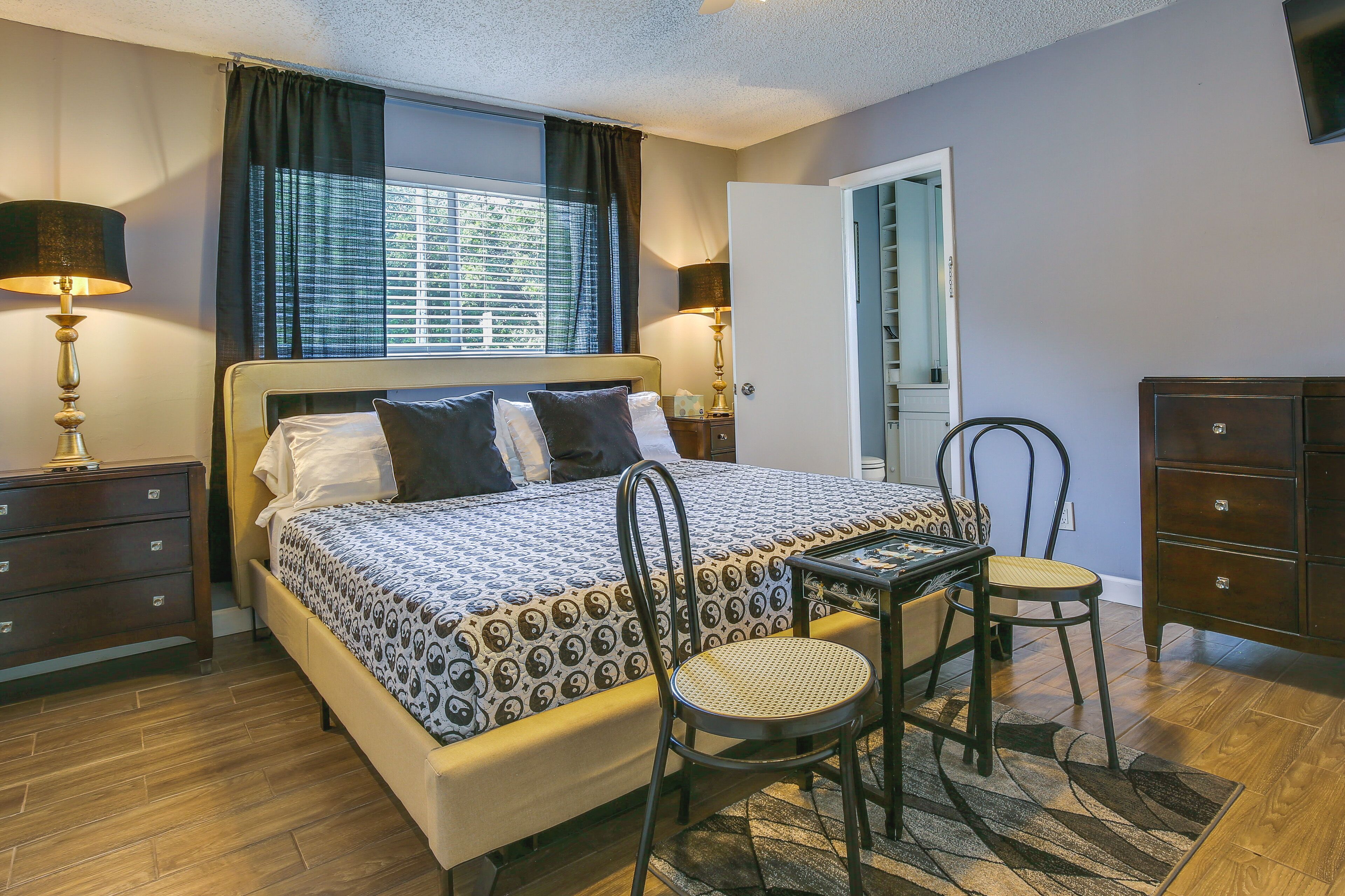 2 bedrooms, desk, iron/ironing board, Internet