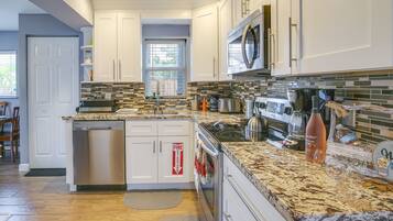 Fridge, microwave, stovetop, dishwasher