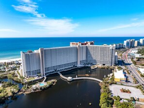 Exterior - 16th Floor, 5 Pools, Beach Access, Shops Onsite (Panama City Beach)