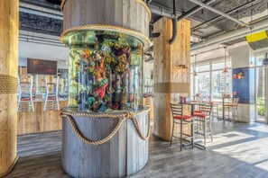 Dining - 16th Floor, 5 Pools, Beach Access, Shops Onsite (Panama City Beach)