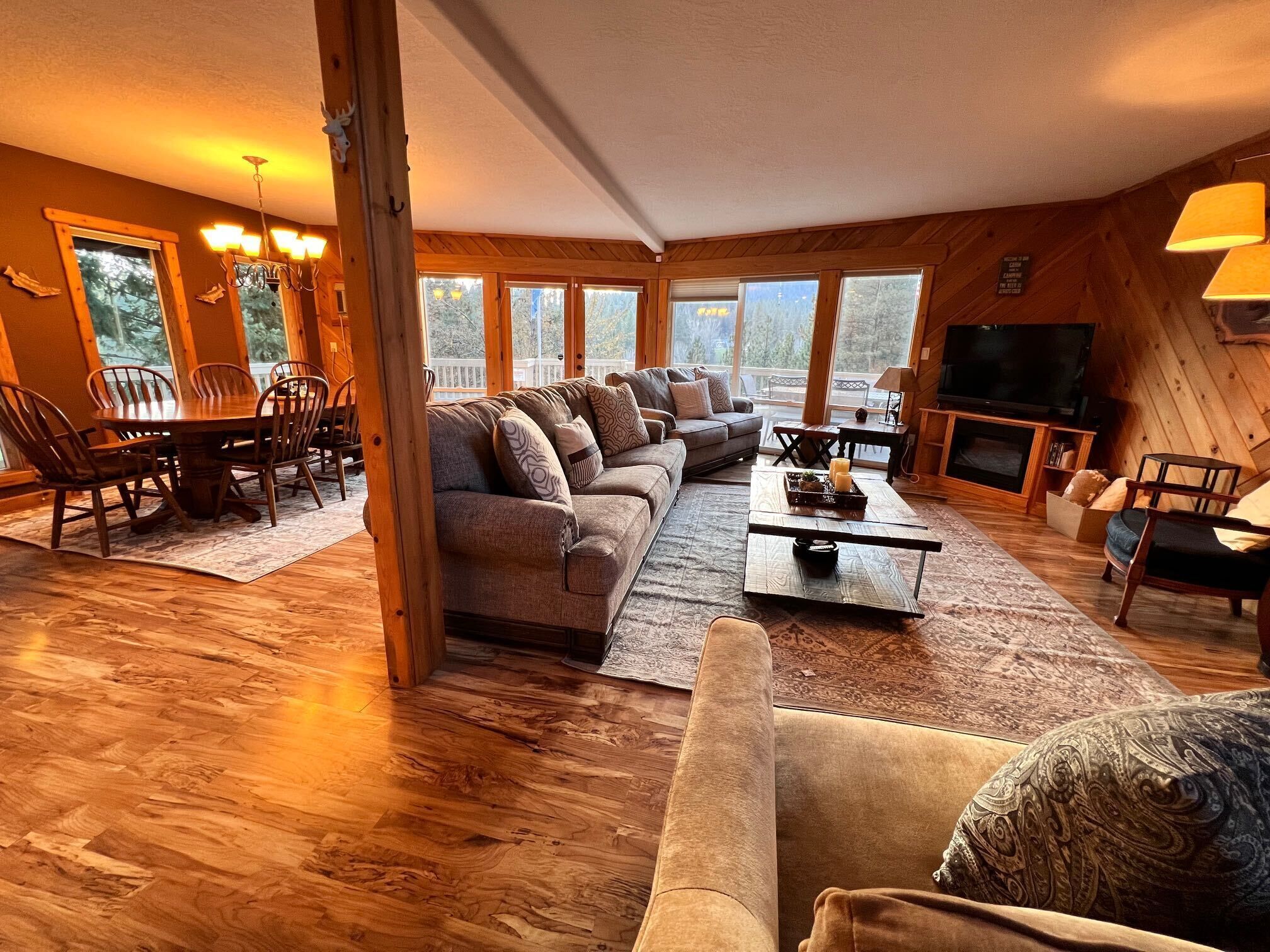 Télévision, jeux vidéo, lecteur de DVD, baby-foot