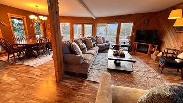 Télévision, jeux vidéo, lecteur de DVD, baby-foot