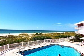 Utomhuspool och uppvärmd pool