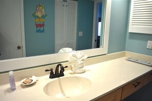 Hårtork, handdukar, tvål och toalettpapper