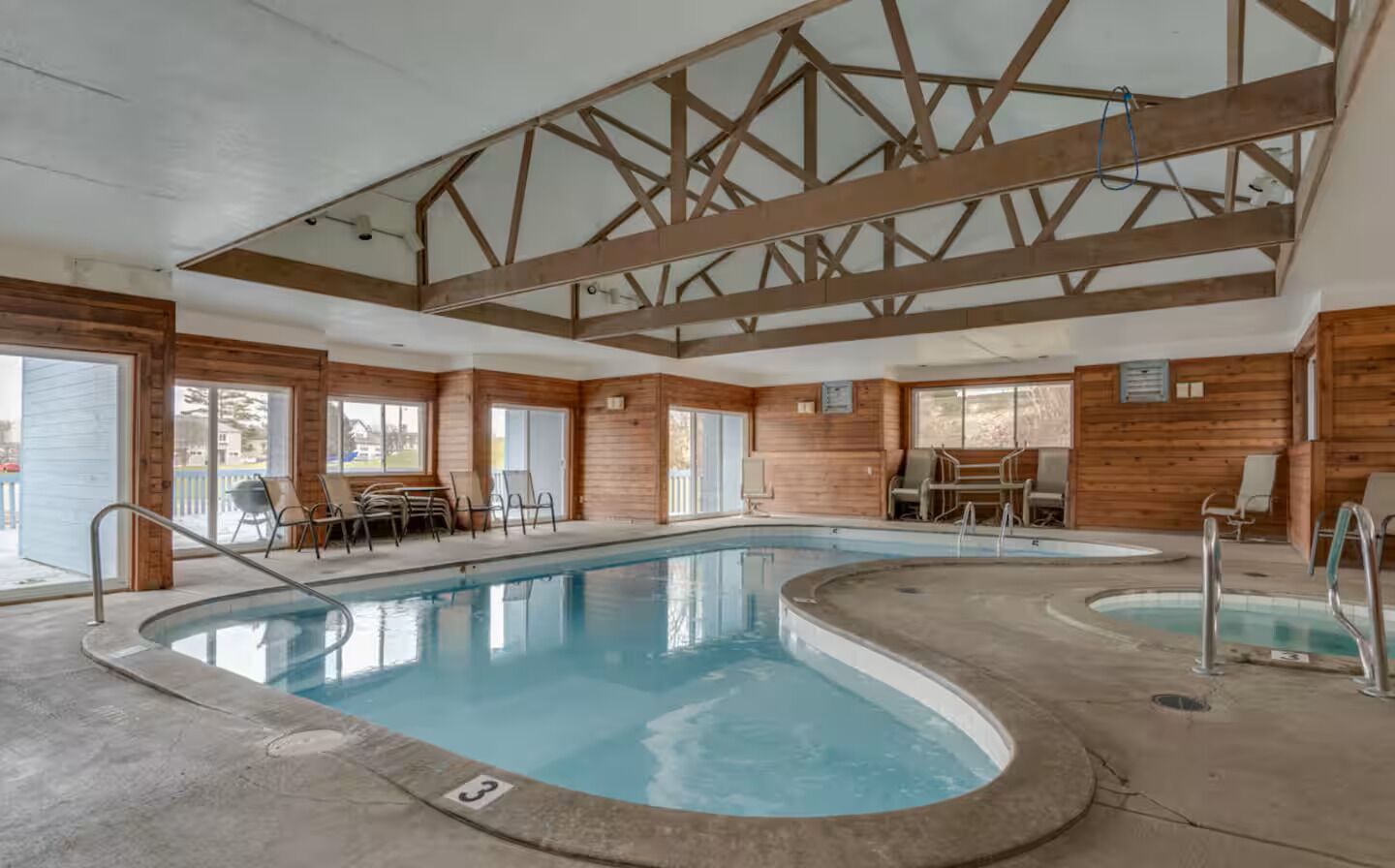 室内游泳池，恒温泳池