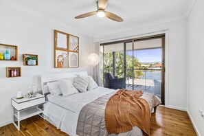 5 habitaciones, tabla de planchar con plancha y ropa de cama 