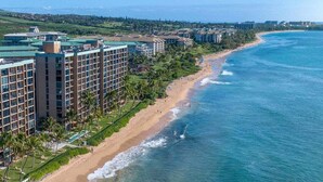 Un hôtel situé sur la côte, composé de plusieurs immeubles de grande hauteur, donnant sur la plage et offrant une vue dégagée sur l’océan.