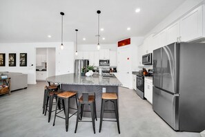 冷蔵庫、電子レンジ、オーブン、コンロ