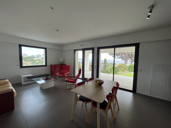 TV - Ground floor villa with private pool (Cavalaire-sur-Mer)