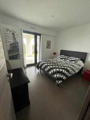 2 bedrooms, bed sheets - Ground floor villa with private pool (Cavalaire-sur-Mer)