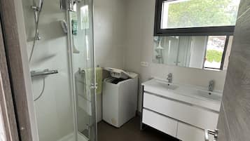 Shower, towels