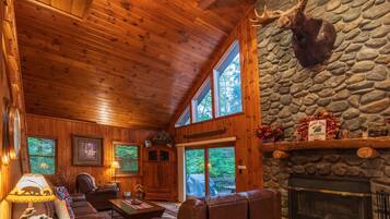 テレビ、暖炉、テーブルサッカー台