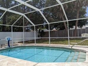 Una piscina al aire libre, una piscina climatizada