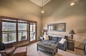 Smart TV - Gorgeous Penthouse w/Views! Sleeps 4. Comfy and Cozy (Kellogg)