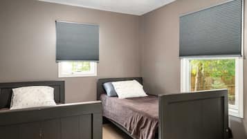 3 bedrooms, iron/ironing board, bed sheets