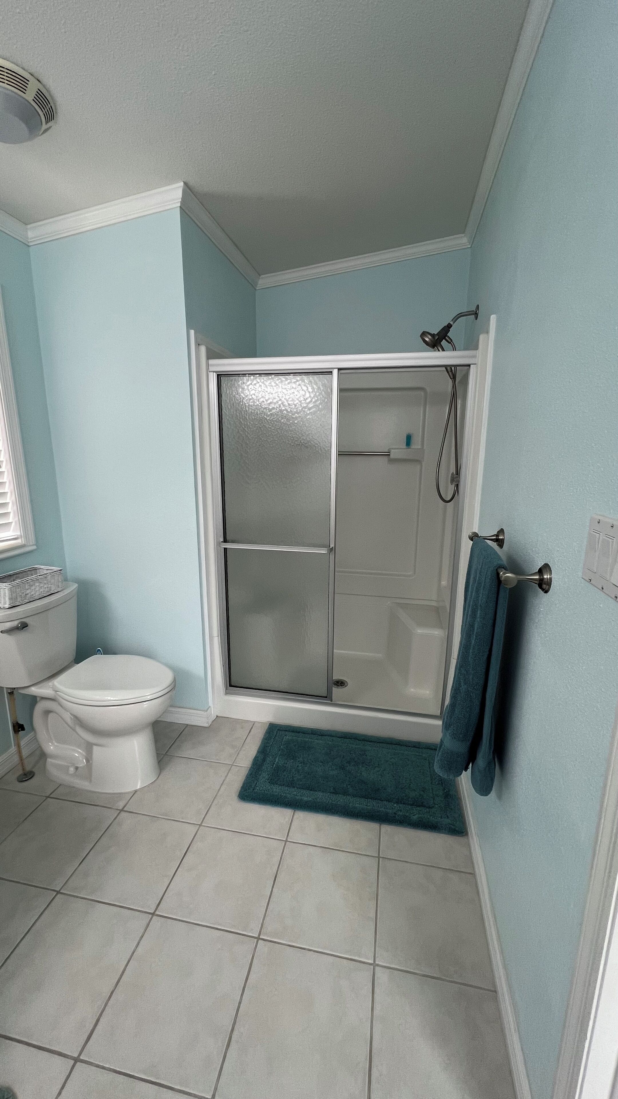 Ein Badezimmer mit Toilette, Waschbecken und Dusche.