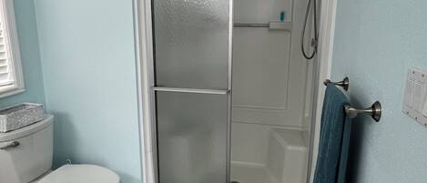 Ein Badezimmer mit Toilette, Waschbecken und Dusche.