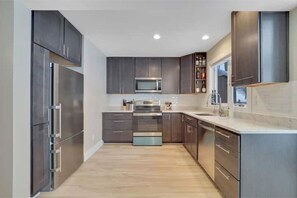 Refrigerador, microondas, horno, placa de cocina