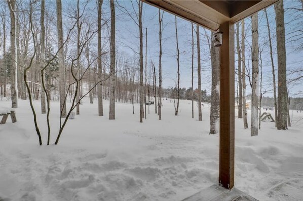 A snow-covered forest with a wooden structure. - Ski in/out Disciples Boyne Moun. All Seasons Suite (Boyne Falls)