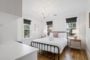 4 bedrooms, desk, iron/ironing board, free WiFi - Luxury Oasis: Heated Pool + Walk to Town/Track (Saratoga Springs)