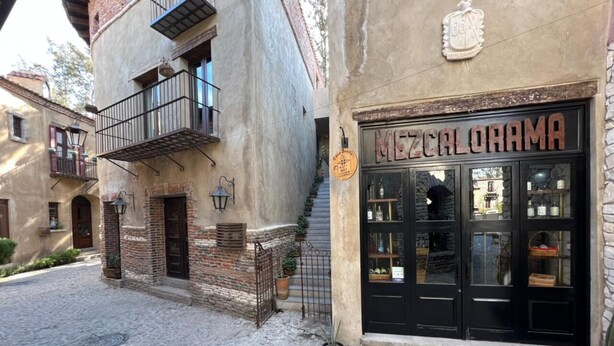 A building with a sign reading "MECZALORAMA" and a cobblestone street. - Ideal Family Loft, Comfortable in the Heart of Val'quirico (Domingo Arenas)