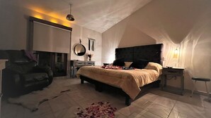 A bedroom with a bed, bedside tables, a chair, and a mirror. - Ideal Family Loft, Comfortable in the Heart of Val'quirico (Domingo Arenas)