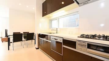 Fridge, microwave, stovetop, cookware/dishes/utensils