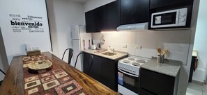 Refrigerador, microondas, horno, placa de cocina