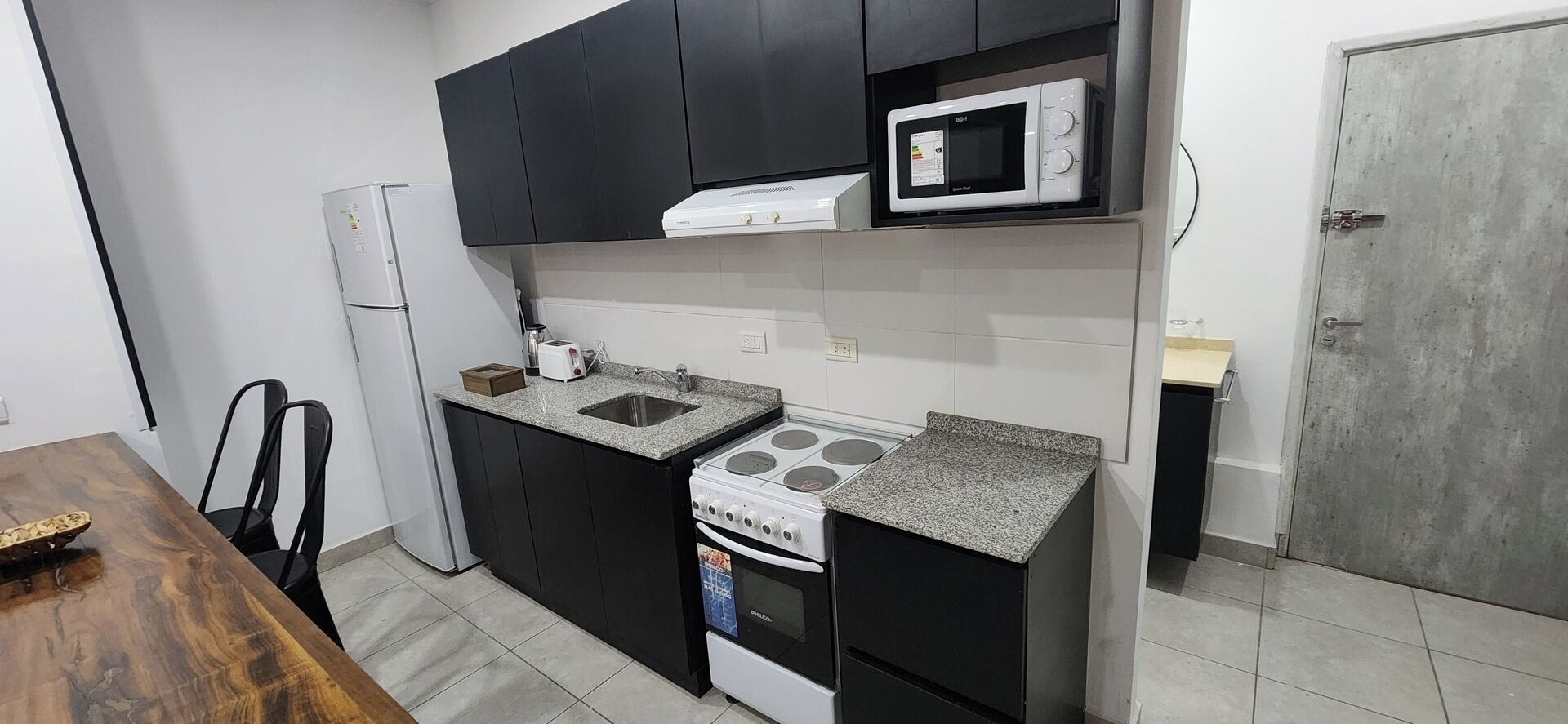 Frigorifero, microonde, forno, piano cottura