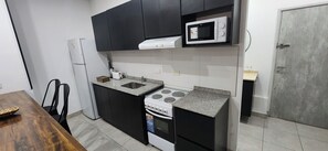 Frigorifero, microonde, forno, piano cottura