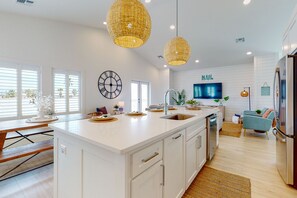 Fridge, microwave, oven, stovetop - Private Heated Pool, Gas Grill, Golf Cart for Entire Stay (Port Aransas)