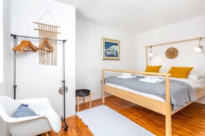 4 slaapkamers, een strijkplank/strijkijzer, gratis wifi, beddengoed