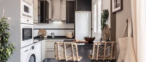 Réfrigérateur, micro-ondes, four, plaque de cuisson