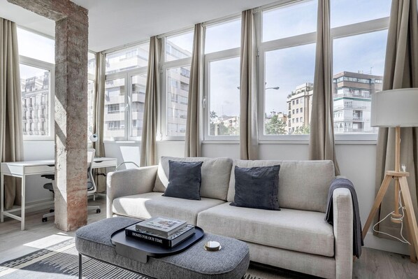 TV, stereo - Sleek Lista 2BR w/ Doorman, nr El Retiro Park, by Blueground (Madrid)
