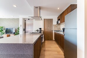 Refrigerador, microondas, horno y parrilla de estufa 