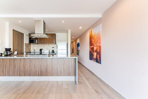 Réfrigérateur, four à micro-ondes, un four, surface de cuisson