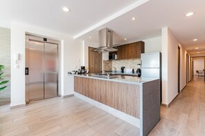 Fridge, microwave, oven, stovetop - VH | Apt c/ Estacionamiento en Roma Sur | 335 (México D.F)