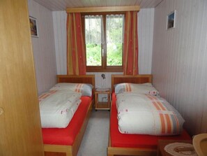 3 bedrooms, travel crib, free WiFi, bed sheets