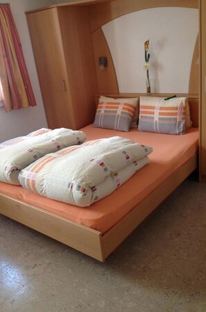 3 bedrooms, travel crib, free WiFi, bed sheets