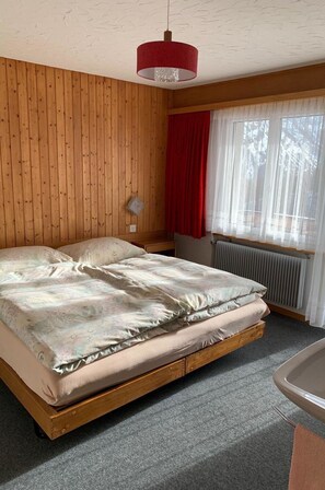 2 Schlafzimmer, Reisekinderbett, kostenloses WLAN, Bettwäsche